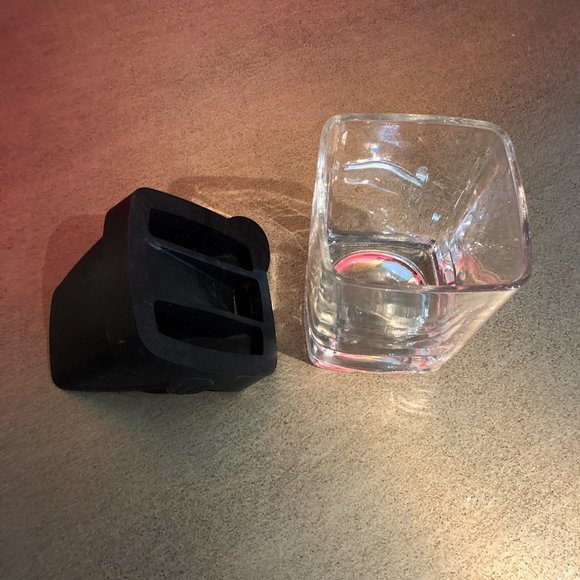 Like New Silicone Whiskey Wedge & Glass Set - Picture 3 of 11